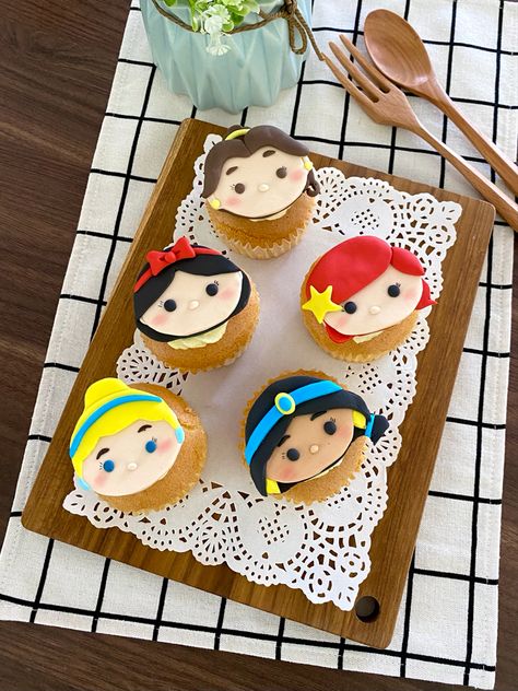 Jasmine Youtube, Disney Princess Cupcake Toppers, Cupcakes Princesas, Cupcake Toy, Castle Birthday Cakes, Fondant Cupcake Topper, Disney Princess Cupcakes, Baby Shower Cupcakes For Girls, Party City Balloons