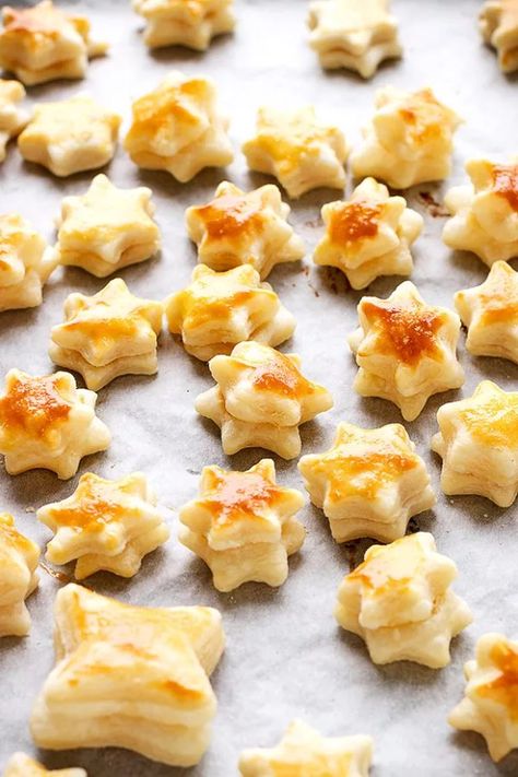 Parmesan Puff Appetizers Recipe — Eatwell101 Puffed Pastry Appetizers, Sponge Kisses, Puff Appetizers, Appetizers Puff Pastry, Nibbles Recipes, Cheesy Puff Pastry, Pastry Squares, Ideas For Appetizers, Make Puff Pastry