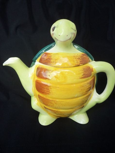 Vintage Enesco turtle teapot Turtle Teapot, Turtle Time, Ceramic Turtle, Novelty Teapots, Teapot Design, Turtle Decor, Cuppa Tea, Crumpets, Teapots And Cups