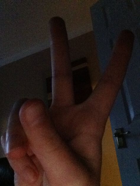 This is a peace sign  in England Upside Down Peace Sign Pose, Person Peace Sign Reference, Peace Finger Sign, Peace Sign Hand Photography, Peace Sign Selfie, Rock Sign, Peace Sign Hand, Lady Fingers, New Photo Download