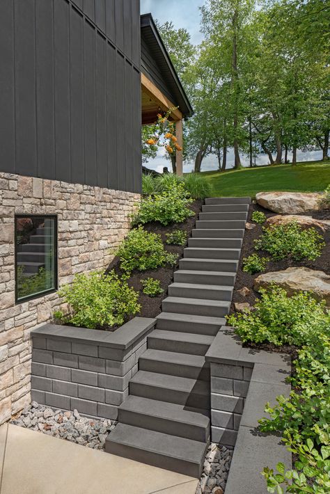 Our Raffinato stone steps in Onyx Black are great for modern garden designs! Sleek and smooth, they contrast beautifully with the sourrinding greenery in your garden! Shop our Raffinato stone steps and other on the Techo-Bloc website for your next exterior project! Dark Gray Front Porch Steps, House Entrance Stairs Exterior, Stair Outside House, Modern Concrete Steps, Outdoor Stairs Concrete, Exterior Stairs Design, Flagstone Steps, Front Yard Walkway, Landscape Stairs