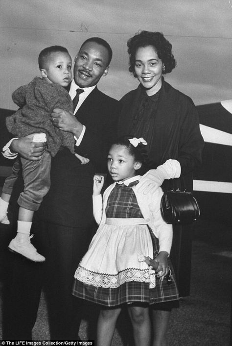 Dr. Martin Luther King Jr and his beautiful family.. Martin Luther King Family, Bernice King, Louis Farrakhan, Coretta Scott King, Dr Martin Luther King Jr, King Photo, Mlk Jr, Dr Martin Luther King, Civil Rights Leaders