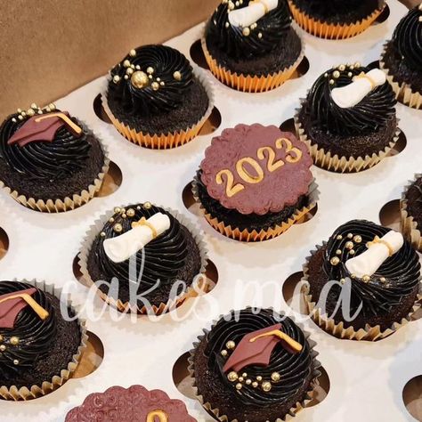 2023 Cupcakes, Purple And Gold Cupcakes Graduation, Graduation Cup, Chocolate Cupcakes, Cake Decorating, Cake, On Instagram, Instagram