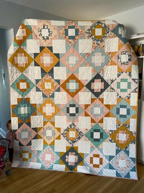 Quilt Patterns Old Fashioned, Patchwork Quilts Bohemian, Quilt Color Ideas, Mustard Quilt, Quilting Fabric Projects, Meadowland Quilt, Scraps Quilt, Pretty Quilts, Traditional Quilt Patterns