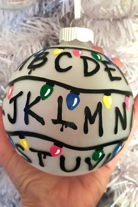 Pop Culture Ornaments 2019: 'Stranger Things' ornament #ornaments #christmas #strangerthings #netflix #christmasdecorations #christmasornaments #popculture #giftideas Joyce Byers House, Watching Breaking Bad, Byers House, Watching Stranger Things, Stranger Things Christmas, Stranger Things Gifts, Joyce Byers, Arya Stark, Secret Santa Gift