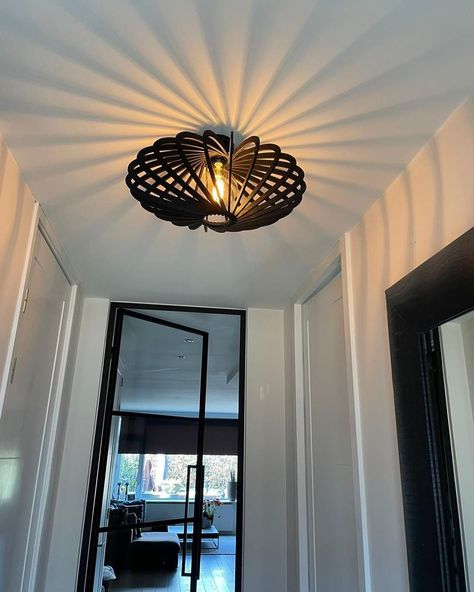 Innofique Design on Instagram: “- DESIGN PLAFONDLAMPEN, 100% NEDERLANDS - Op zoek naar de perfecte plafondlamp? Zoek niet verder! De Atomic plafondlamp is de design…” Entrance Lighting, Living Essentials, Industrial Lamp, Decoration Design, Entrance, Entryway, Pendant Light, Home And Garden, House Design