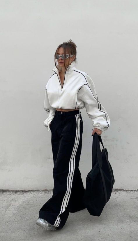 Adidas Track Pants Outfit, Adidas Pants Outfit, Sporty Chic Outfits, Athleisure Chic, Looks Adidas, Casual Sporty Outfits, Track Pants Outfit, Grenoble France, Sports Chic Outfit