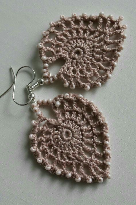 Knitted Earrings, Earrings With Beads, Crochet Jewlery, Beige Earrings, Earrings Crochet, Crochet Purse Pattern Free, Crochet Jewelry Patterns, Crochet Earrings Pattern, Crochet Handbags Patterns