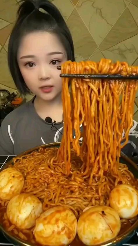 Mukbang China, Eating Noodles, Satisfying Eats, Asmr Mukbang, Spicy Noodles, Food Vids, Food Challenge, Weird Food, Healthy Lunch Recipes