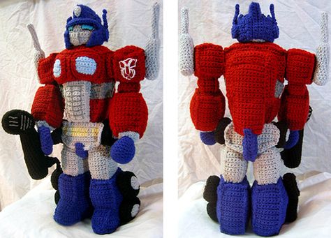 I would be a super star to my son if I could make this! Optimus Prime Crochet Pattern, Crochet Transformers, Mass Effect Crochet, Xenomorph Crochet Pattern Free, Transformers Plushies, Amigurumi Design, Pleated Jeans, Darkest Hour, Pola Amigurumi