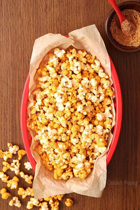 Chili Cheese Popcorn that tastes like chili cheese fries but healthier Popcorn Flavours, Chili Fest, Weird Recipes, Popcorn Seasoning Recipes, Flavored Popcorn Recipes, Popcorn Station, Popcorn Chocolate, Chili Bean, Popcorn Recipes Easy