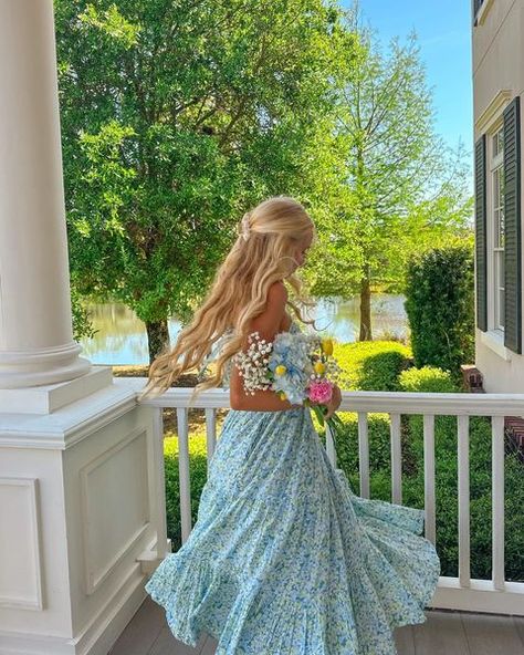 Fashion • Instagram Green Coquette, Preppy Spring, Cold Weather Outfit, Mom Pictures, Cottagecore Outfits, Photography Posing Guide, Preppy Girl, Flowers Blue, Spring Aesthetic