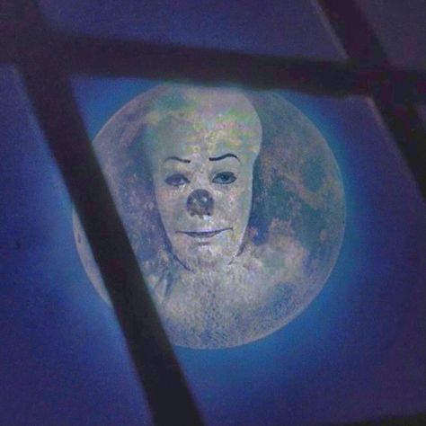 pennywise man in the moon it movie 1990 aesthetic indie icon Pennywise 1990 Tim Curry, It 1990 Aesthetic, Classic Pennywise, Pennywise Aesthetic, Slasher Killers, 1990 Aesthetic, Pennywise 1990, Horror Vibes, It Movie