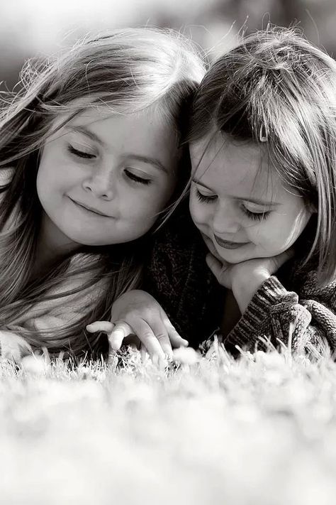 Young Sibling Photography, Simple Girl Outfits, Sibling Pictures, Sisters Photoshoot Poses, Sister Poses, Sibling Poses, Sibling Photography, Sibling Photos, Sisters Photoshoot