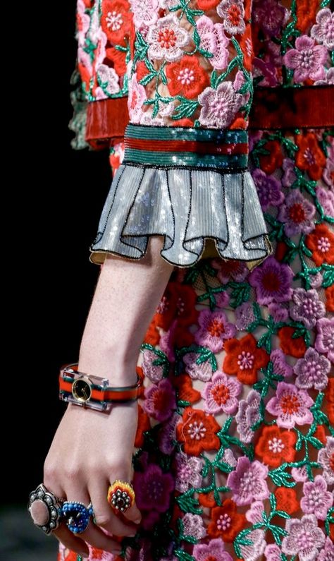 Gucci Gucci Spring, Couture Details, Looks Black, Floral Fashion, 2016 Fashion, Mode Inspiration, Hippie Style, Fashion Details, Couture Fashion