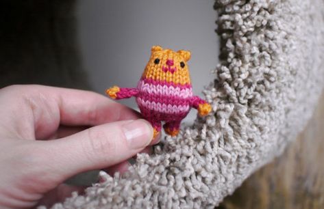 Free Patterns – Mochimochi Land Miniature Knitting, Animal Knitting Patterns, Knitting Patterns Toys, Knitted Animals, Knitting Magazine, Knitted Wit, Crochet Keychain, Knitted Dolls, Knitted Toys