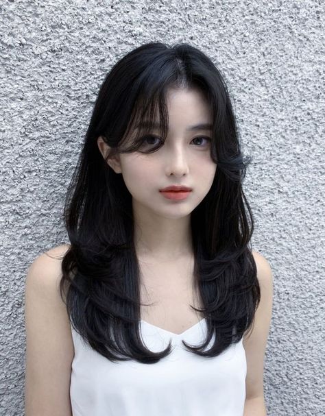 U Shaped Layers Medium Hair, Round Face Korean Hairstyles, Fox Haircut Korean, Korean Wavy Hair Medium, Haircuts For Long Faces Big Forehead, Hair Cuts For Big Forehead, Haircuts For Big Faces, Octopus Haircut Medium, Asian Layers