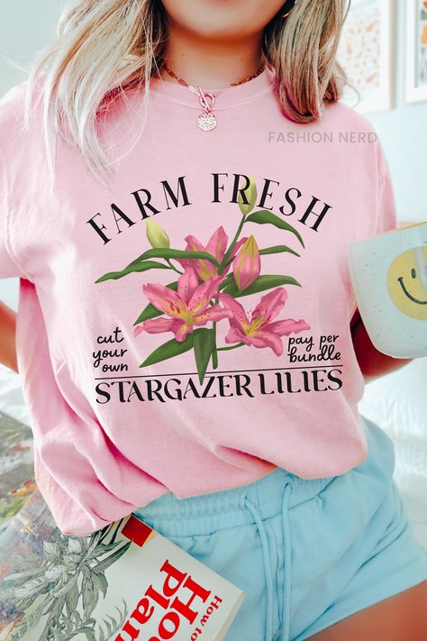 Dive into spring with farm-fresh stargazer lilies, indulge in the softness of a Comfort Colors t-shirt. Whether paired with shorts for a beach day or dressed up with a skirt for a sunset soirée, this summer staple exudes both comfort and farmcore flair. 𝔻𝔼𝕋𝔸𝕀𝕃𝕊 Comfort Colors 1717 T-Shirt 💗Fabric content: 100% Cotton 💗Feel: luxe thick garment-dyed cotton 💗Fit: oversized unisex fit - Models are wearing XL Gildan 5000 T-Shirt 💗Fabric content: 100% Cotton; heathered colors have added pol Flower Farmers Market, Stargazer Lily, Fit Models, Comfort Colors Tshirt, Retro Graphic Tees, Everything Pink, Trendy Shirts, Flower Shirt, Summer Staples