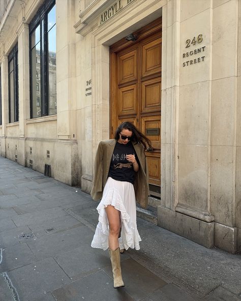 City boho style🐆🐆 #streetstylelondon #streetstylelook #londonstreetstyle #aestheticoutfits #aestheticoutfitsideas #pinterestoutfit #pinterestoutfits #springoutfits #outfitinspo #londonvibes #summeroutfit #effortlesschic #summeroutfitideas Streetstyle, summer fashion trends, summer fashion style inspiration, look of today, ootd, London street style, outfit of the day, summer outfits ideas, boho style, boho skirt Boho City Outfits, New York Boho Style, Nyc Boho Outfit, Knee High Boots Outfit Boho, Boho City Style, Indian Boho Outfits Aesthetic, London Vibes, City Outfits, Boho Skirts