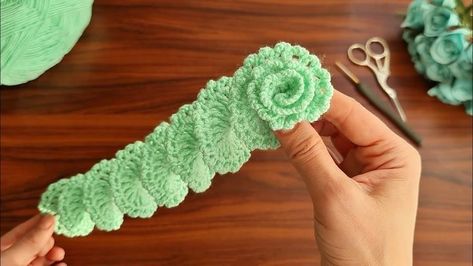 3d Crochet Flower, Easy Crochet Rose, Rose Flower Making, Knitted Flower Pattern, Very Easy Crochet, 3d Crochet, Crochet Flower Blanket, Crochet Rose Pattern, Beanie Knitting Patterns Free