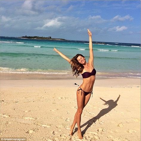 Wonderful view: And the scenery looked good too in the image Gisele posted on Instagram on Sunday Foto Top, Toni Garrn, Beach Pink, Fitness Photoshoot, Gisele Bündchen, Gisele Bundchen, Beach Poses, Beach Photoshoot, Cara Delevingne