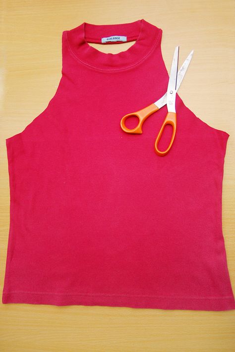 How to Make a Halter Top via www.wikiHow.com Diy Halter Top, Diy Halter, Diy Clothes Refashion Videos, Teen Crop Tops, Diy Clothes For Women, Diy Cut Shirts, Shirt Makeover, Cut Up Shirts, Diy Clothes Refashion