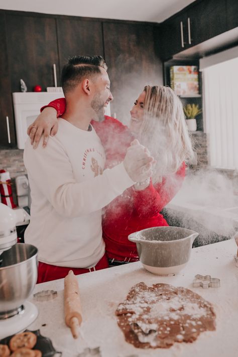 Baking Photoshoot, Christmas Couple Photos, Christmas Couple Pictures, Couple Christmas Card, Shooting Couple, Christmas Family Photoshoot, Couples Holiday, Home Photo Shoots, Xmas Photos