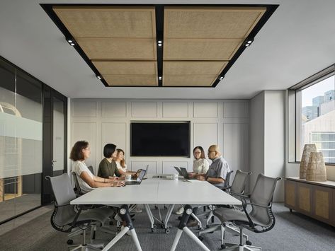 Unispace | Project | Tripadvisor | Singapore Board Room Design, Meeting Room Design Office, Conference Table Design, Vertical Green Wall, Tropical Furniture, Meeting Room Design, False Ceiling Living Room, Office Meeting Room, Office Plan