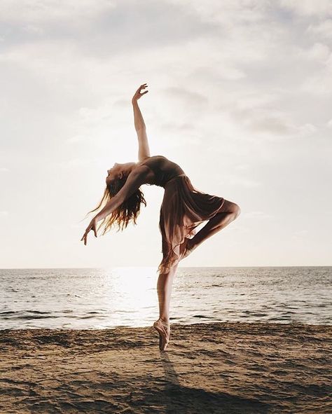 Cool Dance Pictures, Water Dance Photoshoot, Dancer Photography Outdoor, Dance Photography Poses Photo Shoots Dancers Senior Pictures, Ballet Beach Photography, Dance Water Photography, Dance Poses For Pictures Outside, Dance Pictures On The Beach, Dance Portrait Photography