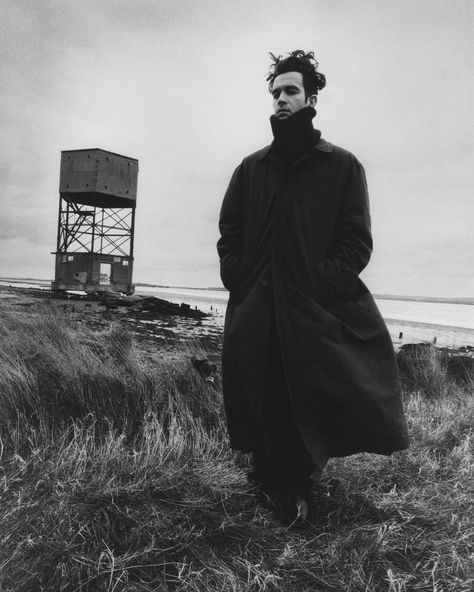 The 1975 News on Twitter: "// Matty being pretentious at the beach // via: Matty #the1975… " George Daniel, Jack Antonoff, Everything Is Blue, Matty Healy, Black Brick, Band Photos, The 1975, Great Bands, The Band