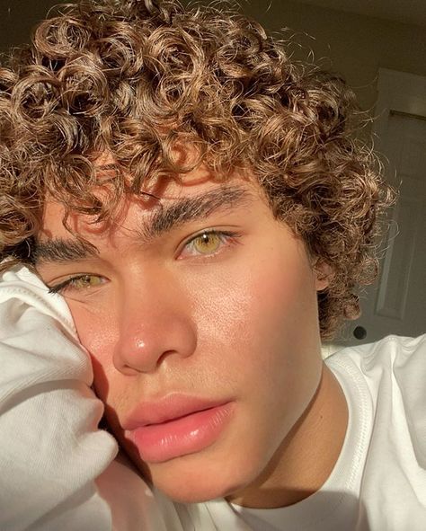 Kiethen on Instagram: “isolation checkkkk” Blonde Highlights Curly Hair, Long Curly Hair Men, Men Blonde Hair, Cute Blonde Guys, Highlights Curly Hair, Candy Hair, Short Curly Haircuts, Boys With Curly Hair, Balayage Hair Blonde