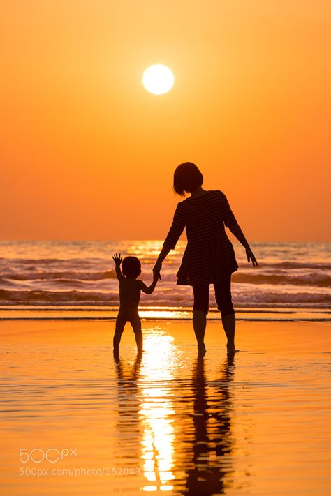 See you by t403k617 Family Photography #InfluentialLime Mother Baby Photography, Mother Pictures, Silhouette People, Seascape Photography, Family Painting, Beach Photography Poses, Dark Art Drawings, Sunset Nature, Gifts For Photographers