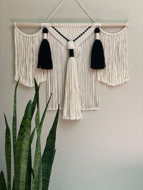 Macrame living room wallhanging Boho decor bridesmaids - Etsy Brasil Macrame Silhouette, Wide Macrame Wall Hanging, Macrame Living Room, Farmhouse Macrame, Mural Macrame, Elegant Macrame, Round Macrame Wall Hanging, Black Macrame Wall Hanging, Gift Macrame