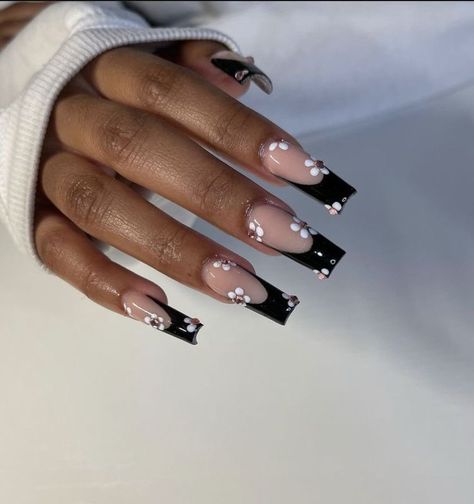 Black French With Flowers, Black French Nails With Flowers, White French Tip With Black Design, Nails Black With Flowers, Black And White French Tip Nails Square, Black N White Nails Designs, Black Nails With White Flowers, Black French Tip With Flowers, French Tips With White Flowers