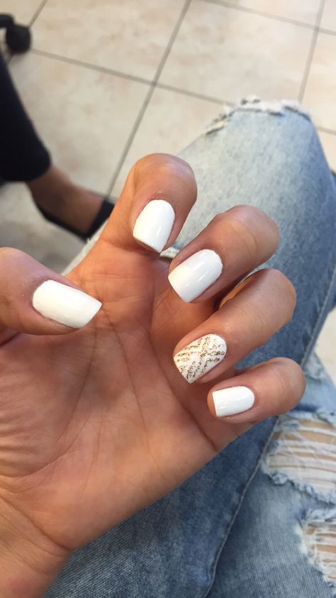 White Nails White Nail Designs Short Square, White Sns Nails With Designs, Nails 2023 Trends Summer White, White Summer Nails Designs, White Gel Nails With Design, Vacation Nails White, White Fingernails, White Vacation Nails, Summer White Nails