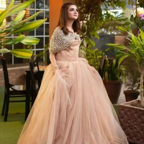 Shadi Frock Design, Beautiful Frocks Design Pakistani, Hairstyle With Maxi Pakistani, Barat Look For Sister, Fancy Frocks Pakistani Wedding Dresses, Fancy Maxi Designs Pakistani, Hairstyles With Maxi, Maxi Hairstyles, Hairstyles For Long Frocks