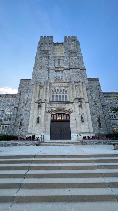 virginia tech is such a photogenic campus, both during the night and day #yunxiaoyu #darkacademia #academia #academic #photogenic #university #uni #beautiful #vtech #virginiatech #virginiatechnology #virginiapolytechnic Virginia Tech Aesthetic, Virginia Tech Campus, Collage Photos, Tech Aesthetic, V Tech, Virginia Tech Hokies, College Board, Dream College, Dream School