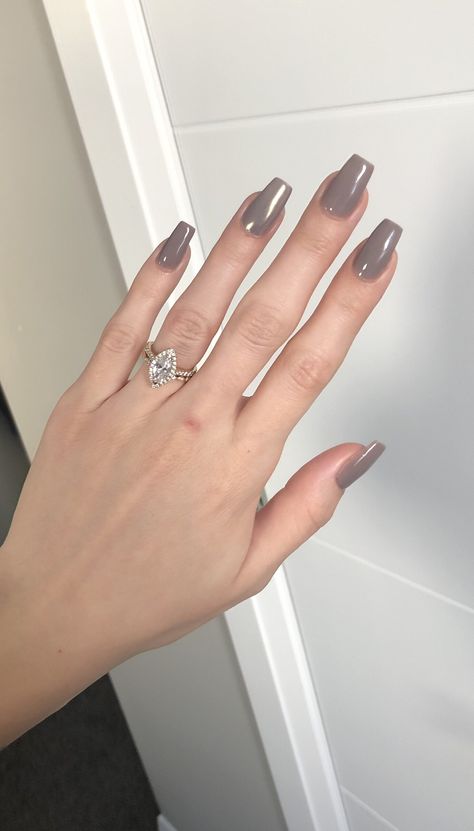 By swagsiez Grey beige nails Grey Beige Nails, Slate Grey Nails, Grey Prom Nails, Grey Brown Nails, Grey Nail Ideas Acrylic, Gray Nail Ideas Acrylic, Greige Nails, Grey Chrome Nails, Eid Nails