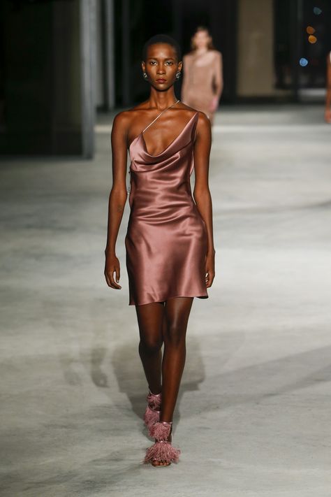 CUSHNIE ET OCHS FALL/WINTER 2018 COLLECTION FW18 RUNWAY FOOTWEAR SHOES HANDBAGS LUXURY GOODS VOGUE NYFW NYC NEW YORK FASHION WEEK TRESEMME DIZON KATE YOUNG JUSTINE MARJAN JAMES KALIARDOS JULIE KANDELIC MONICA SORDO JONATHON BECK KARLA OTTO STUDIO GUEREUX AM CASTING ALUNA GEORGE Diy Vetement, Et Ochs, Cushnie Et Ochs, Girls Formal Dresses, Foto Poses, Evening Gowns Formal, Fashion Show Collection, Fall Fashion Trends, Marchesa