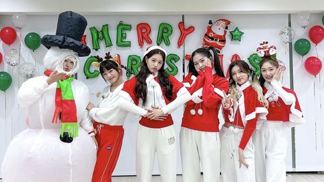 ive ot6 landscape desktop wallpaper unedited christmas Christmas Medium Widget, Ive Twitter, Christmas Cover Photo, Spongebob Background, Christmas Desktop Wallpaper, Neon Photography, Christmas Desktop, Merry Christmas Wallpaper, Christmas Cover