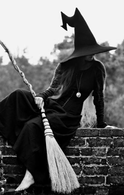 Witchy Women, Witch Photos, Witch Coven, Fantasy Witch, Halloween Photography, Vintage Witch, Witch Magic, Halloween Photoshoot, Season Of The Witch