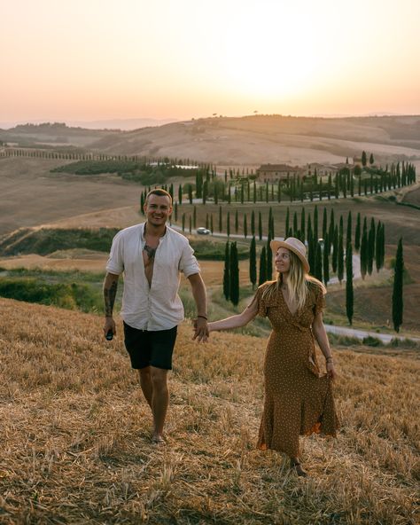 Tuscany is one of the most beautiful landscapes we have ever been to. Milan Italy Travel, Funny Snapchat Pictures, Couples Holiday, Val D Orcia, Italy Honeymoon, Honeymoon Photos, Tuscany Travel, Tuscan Wedding, Aesthetic Couple