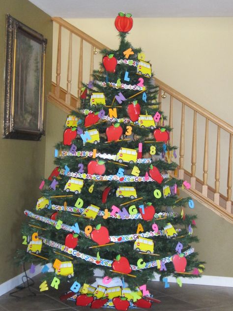 Back to School Tree 2010 Classroom Themed Christmas Tree, Back To School Christmas Tree Ideas, School Christmas Tree Ideas, Back To School Tree, Themes For School, School Christmas Tree, Classroom Christmas Tree, Teacher Christmas Tree, Spring Classroom Door