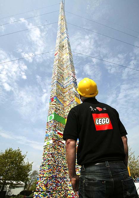 World's tallest lego brick tower Windsor Uk, Lego Tower, Viking Longboat, Legoland Windsor, Big Lego, Lego Sculptures, Interesting Science Facts, Amazing Lego Creations, Lego Bricks