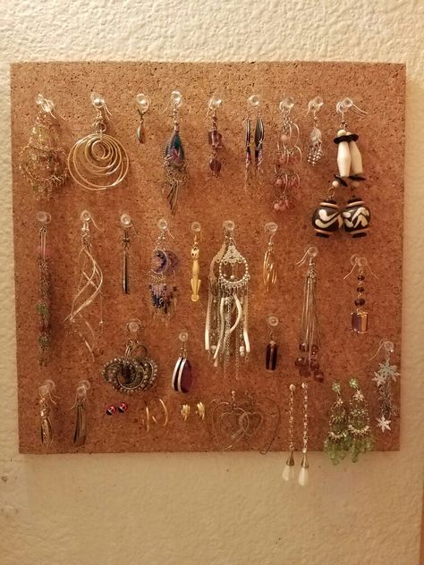 Earring Display - get some corkboard and pushpins from your favorite hobby store. Earring Wall Display, Corkboard Jewelry Organizer, Cork Board Earring Holder, Cork Board Jewelry Organizer Diy, Necklace Display Using Cork Board, Earring Corkboard, Cork Jewelry Holder, Cork Jewelry, House Wife