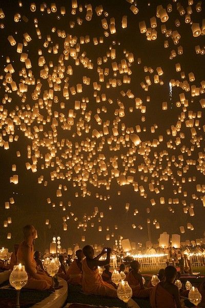 Floating Lantern Festival, Floating Lanterns, Lantern Festival, Foto Tips, Chiang Mai Thailand, Jolie Photo, Recycled Crafts, Alam Semula Jadi, Paper Lanterns