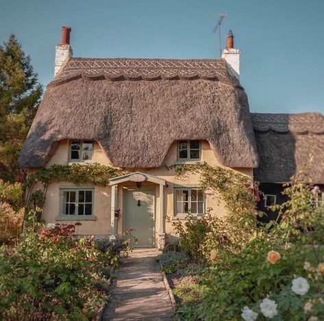 Cottage Aesthetic, Casa Country, Cottage In The Woods, Thatched Cottage, Dream Cottage, Cottage Core Aesthetic, Thatched Roof, Cute House, Rose Cottage