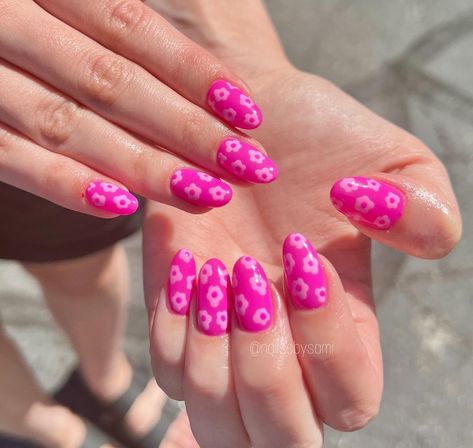 15 Barbiecore Nail Designs That Embrace Hot Pink Easy Barbie Nail Art, Barbiecore Aesthetic Nails, Hot Pink Nails Barbie, Nail Barbie Pink, Barbie Inspired Nails Short, Cute Barbie Nails, Barbie Style Nails, Barbie Nails Ideas, Barbie Nails Aesthetic