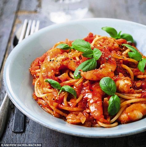 Chilli Prawn Pasta - get recipe here: http://www.dailymail.co.uk/femail/article-3565446/The-Hairy-Bikers-healthy-meals-half-hour-Chilli-prawn-pasta.html Pasta Dishes Healthy, Chilli Prawn Pasta, Dinner Diet, Healthy Recipes Dinner, Prawn Pasta, Chilli Prawns, Pasta Seafood, Best Pasta Dishes, Cooking Fish