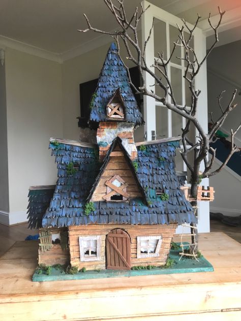 Diy 3d House Cardboard, Cardboard Halloween House Diy, Haunted House Model Diy, Clay Haunted House Diy, Cardboard Creations Diy, Halloween Cardboard House, Diy Haunted House Decor, Diy Cardboard Haunted House, Cardboard Halloween House